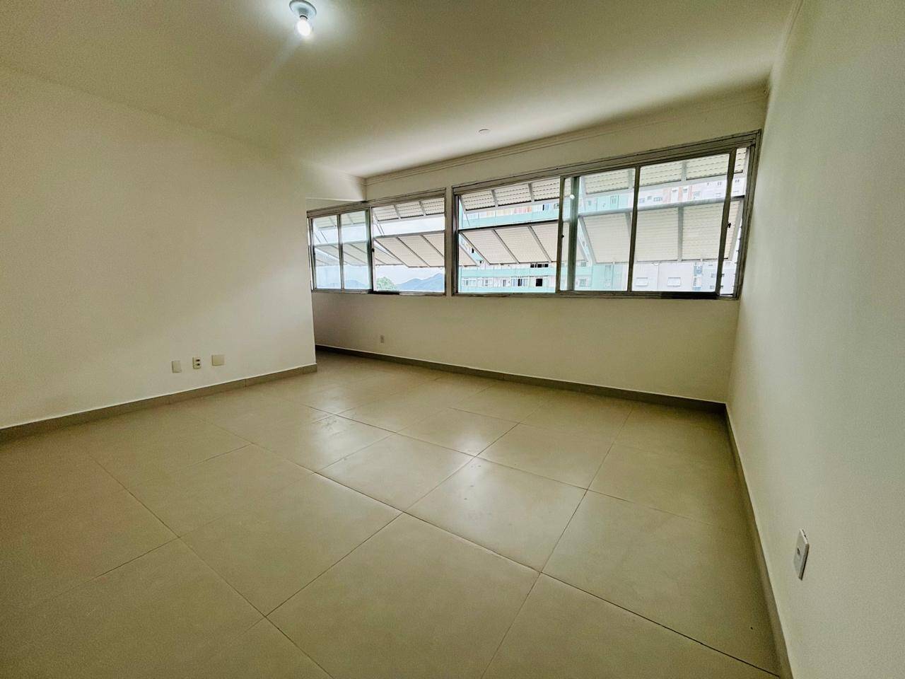 #2774-C - Apartamento para Venda em Santos - SP